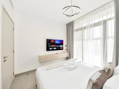 Bed, TV and multimedia, Bedroom