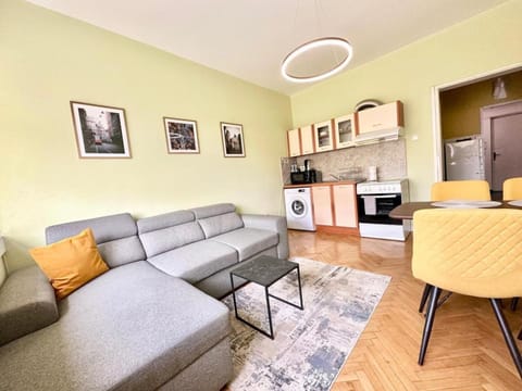 Seating area, Dining area, minibar