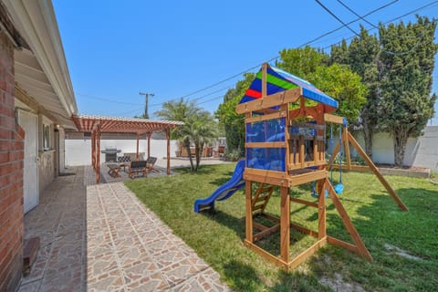 Spacious 5 Bedroom Home Near Disneyland & Knotts with Jacuzzi Spa House in Downey