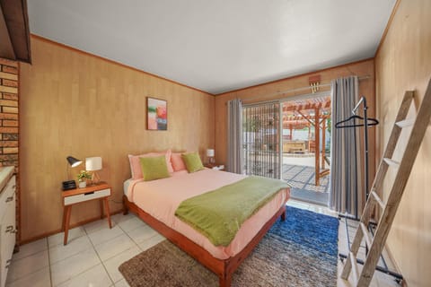 Spacious 5 Bedroom Home Near Disneyland & Knotts with Jacuzzi Spa House in Downey