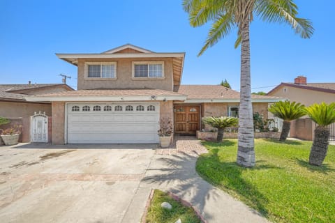Spacious 5 Bedroom Home Near Disneyland & Knotts with Jacuzzi Spa House in Downey