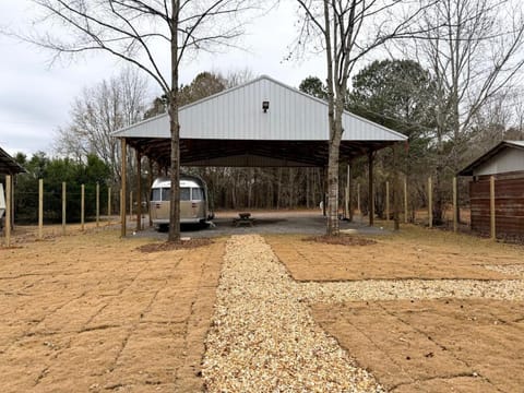 Peaceful Lakeside Covered Airstream with Firepit & Kayaks Near Centre, AL House in Weiss Lake