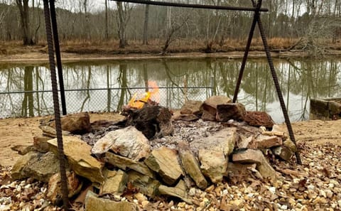 Peaceful Lakeside Covered Airstream with Firepit & Kayaks Near Centre, AL House in Weiss Lake