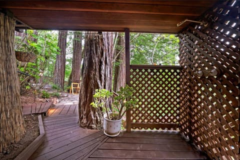 Gorgeous Grden-Level Guest Suite for Comfortble Getwy Surrounded by Nture in Rio Nido, Cliforni House in Guerneville
