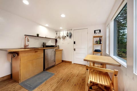 Gorgeous Grden-Level Guest Suite for Comfortble Getwy Surrounded by Nture in Rio Nido, Cliforni House in Guerneville