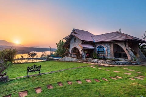 Property building, Facade/entrance, Natural landscape, Garden, View (from property/room), Lake view, Mountain view