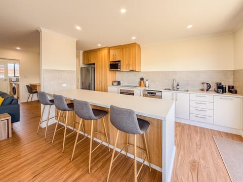 Coffee/tea facilities, Kitchen or kitchenette, dishwasher, oven, stove, toaster