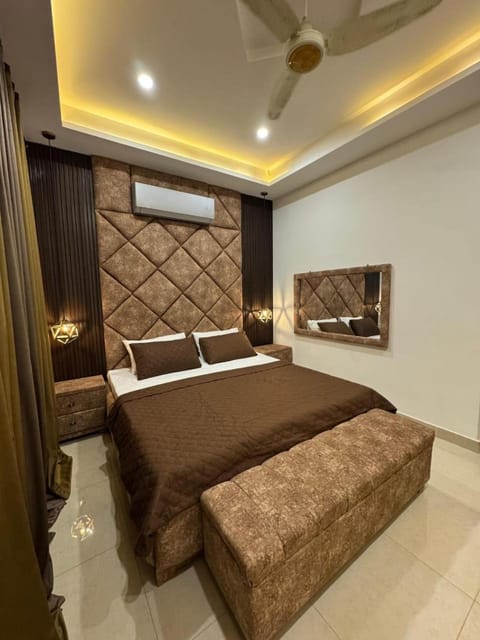 Bed, Photo of the whole room, Decorative detail, Bedroom, heating, air conditioner