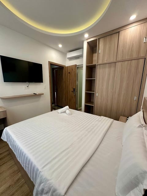 Bed, TV and multimedia, Photo of the whole room, Bedroom, towels, wardrobe, air conditioner