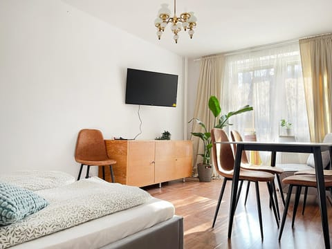 Bed, TV and multimedia, Photo of the whole room, Evening entertainment, Bedroom