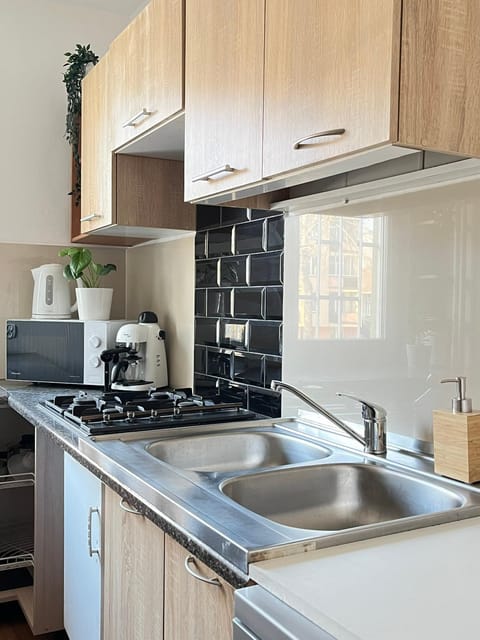 Coffee/tea facilities, Kitchen or kitchenette, dishwasher, stove