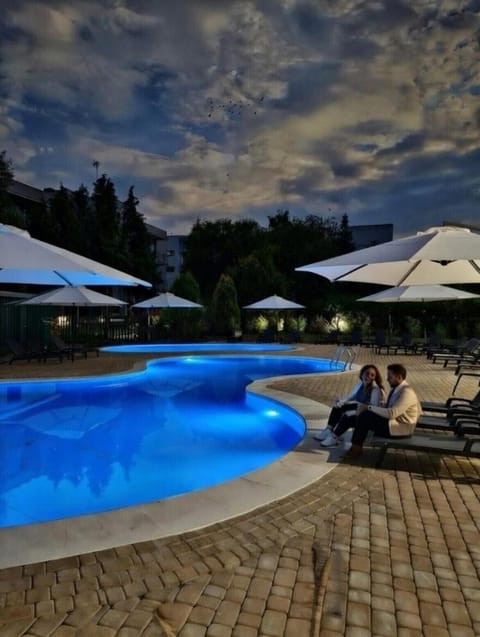 People, Natural landscape, Pool view, Swimming pool, Swimming pool, group of guests, sunbed