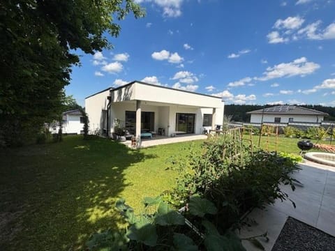 Property building, Garden, Balcony/Terrace