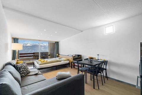 Bed, TV and multimedia, Living room, Photo of the whole room, Dining area, Bedroom