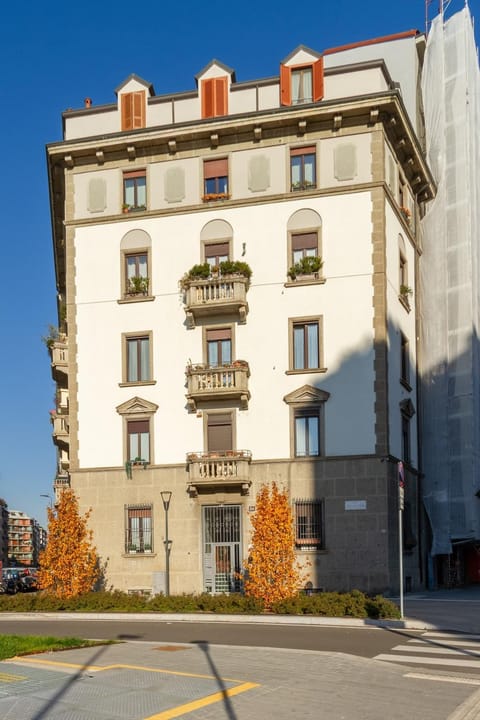 Luxury apartment-piano intero-11 posti-1 min da M4 Apartment in Milan