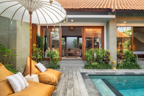 Property building, Patio, Day, Garden, Living room, Garden view, Pool view, Swimming pool, sunbed