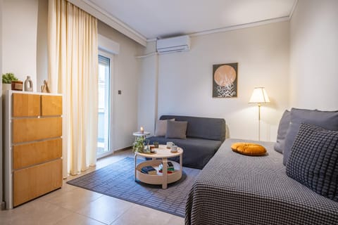 Bed, Living room, Photo of the whole room, Seating area, air conditioner