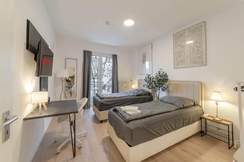 Bed, TV and multimedia, Living room, Photo of the whole room, Seating area, Bedroom, cot, wardrobe