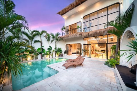 Property building, Garden, Balcony/Terrace, Swimming pool