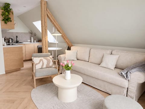 Coffee/tea facilities, Kitchen or kitchenette, Living room, Seating area