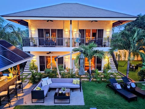Property building, Garden, Balcony/Terrace, Seating area, Garden view