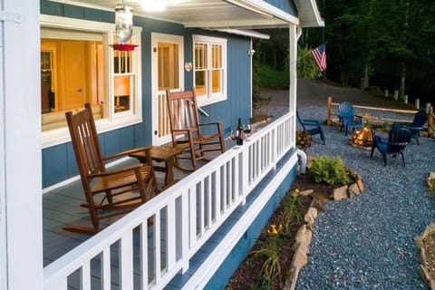 Beautiful Sunsets, fire pit, private, close to Bryson City House in Swain County