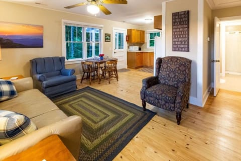 Beautiful Sunsets, fire pit, private, close to Bryson City House in Swain County