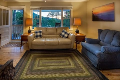 Beautiful Sunsets, fire pit, private, close to Bryson City House in Swain County