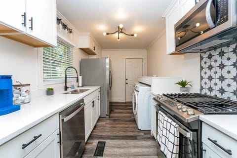 East Lake Escape House in Candler-McAfee