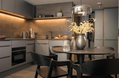 Coffee/tea facilities, Kitchen or kitchenette, Dining area, toaster