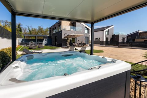Hot Tub, Hot Tub
