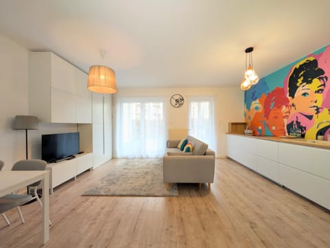 TV and multimedia, Living room, Seating area, Evening entertainment