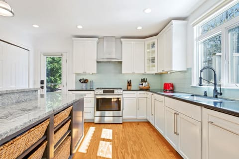 Day, Kitchen or kitchenette, oven, stove, kitchen