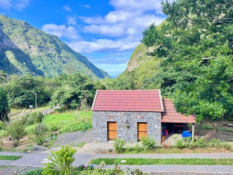 Property building, Day, Natural landscape, Garden, Mountain view
