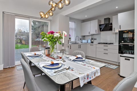 Kitchen or kitchenette, Dining area, oven