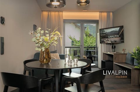 Communal lounge/ TV room, TV and multimedia, Living room, Dining area, Evening entertainment, Mountain view