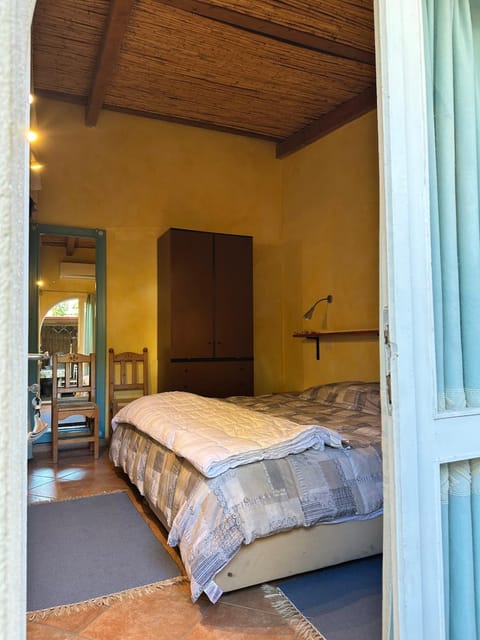 Photo of the whole room, Bedroom, wardrobe