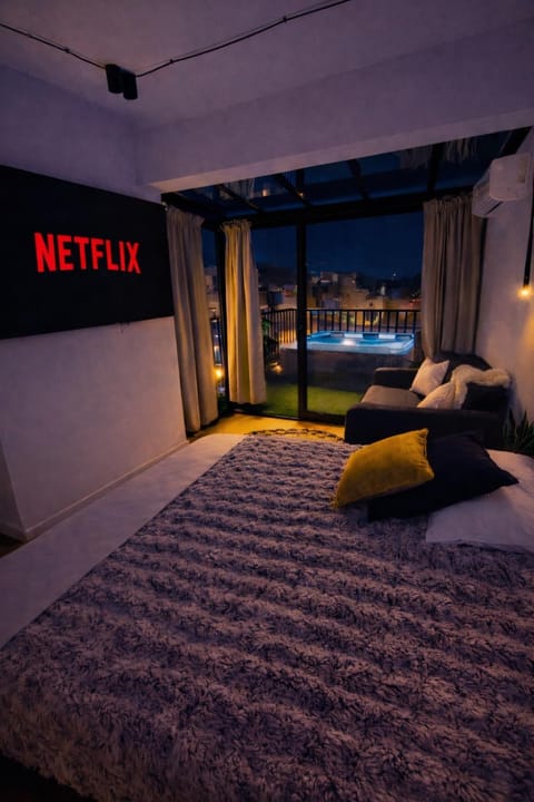 Night, TV and multimedia, Bedroom