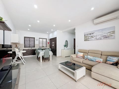 TV and multimedia, Kitchen or kitchenette, Living room, Seating area, Dining area, air conditioner