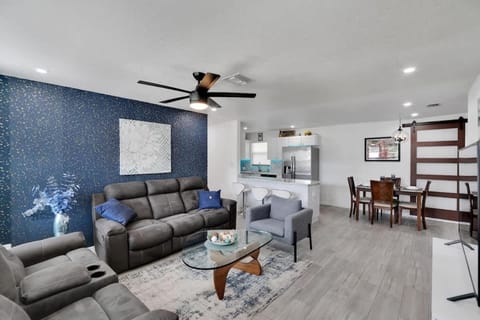 Family Pool 4BR 9-Bed Home Game Room & Firepit House in Tampa