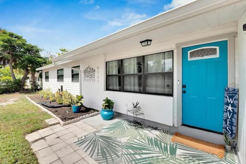 Family Pool 4BR 9-Bed Home Game Room & Firepit House in Tampa