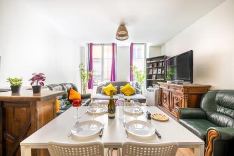 TV and multimedia, Seating area, Dining area