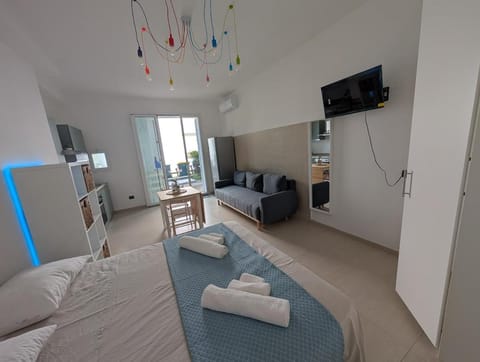 Bed, TV and multimedia, Seating area, Bedroom