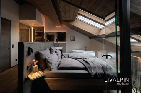 Bed, Photo of the whole room, Bedroom, air conditioner