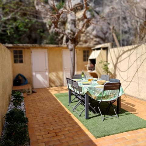 Patio, Dining area