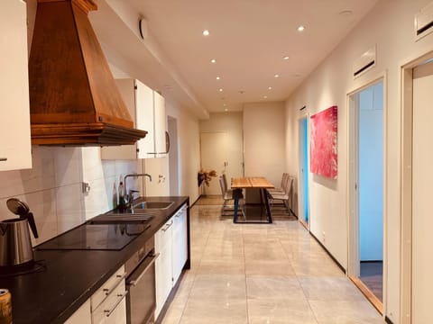 Kitchen or kitchenette, Living room, Seating area, Dining area, minibar, oven, pet friendly, stove