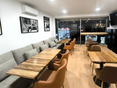 TV and multimedia, Kitchen or kitchenette, Living room, Seating area, Internal: Not applicable to any particular room
