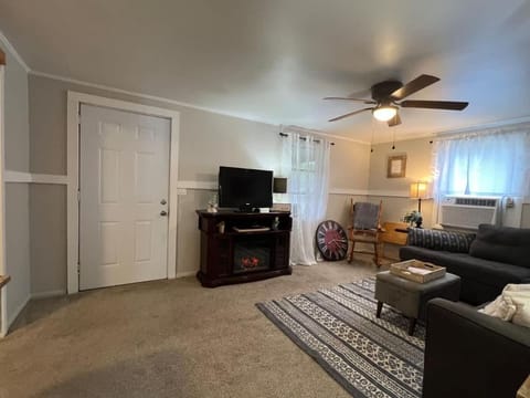 Charming Cottage fenced backyard & boat parking House in Lecanto