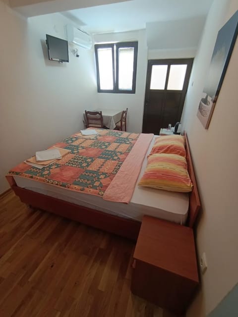 Bed, Bedroom, air conditioner