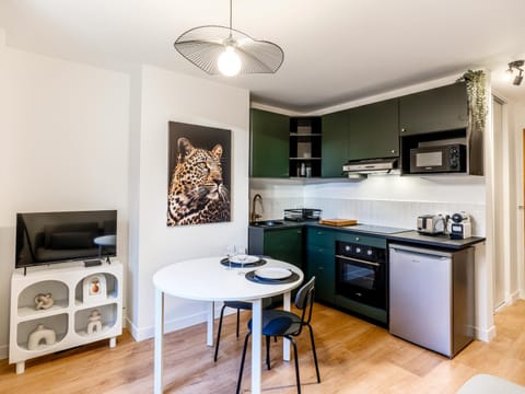 TV and multimedia, Kitchen or kitchenette, Dining area, oven, stove, toaster